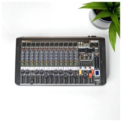 Mesa de mistura de áudio VSound Mix12ProFX preta com vários controles e planta ao lado