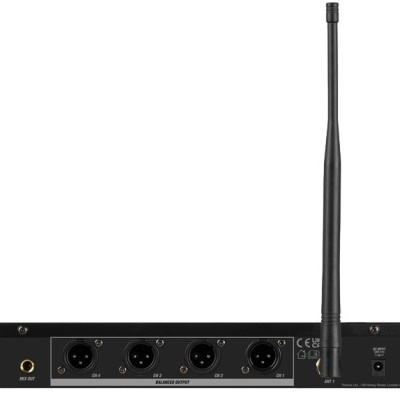 Equipamento de áudio preto com antenas, entradas XLR e portas USB