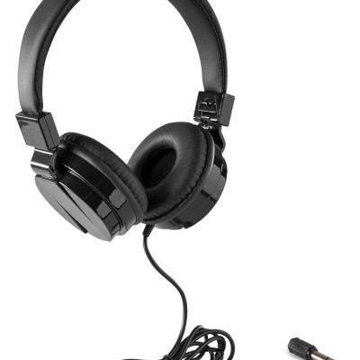 Auscultadores pretos com cabo e conectores jack de áudio