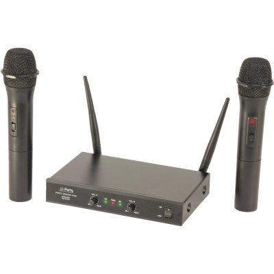Sistema de microfone sem fios com dois microfones e um receptor com antenas pretos