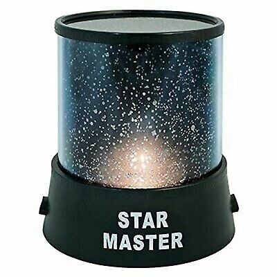Projetor Star Master preto com efeito de estrelas e texto na base