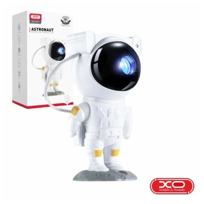 Boneco astronauta branco com visor preto brilhante e base cinza, ao lado de embalagem branca XO Astronaut