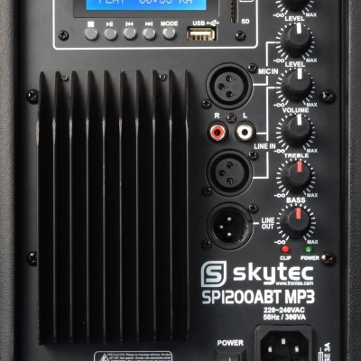 Painel traseiro preto de sistema de som Skytec SPI200ABT MP3 com ecrã azul e botões de controlo