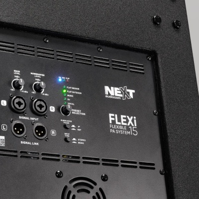 Painel traseiro de sistema de som FLEXi 15 preto com botões e conectores