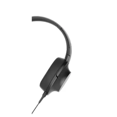 Auricular preto com cabo sobre fundo branco