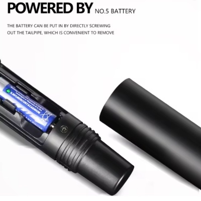 Dispositivo preto aberto com bateria AA azul e instruções em inglês