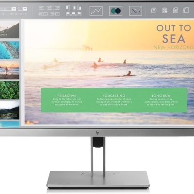 Monitor HP com ecrã plano a mostrar apresentação OUT TO SEA com surfistas ao pôr do sol