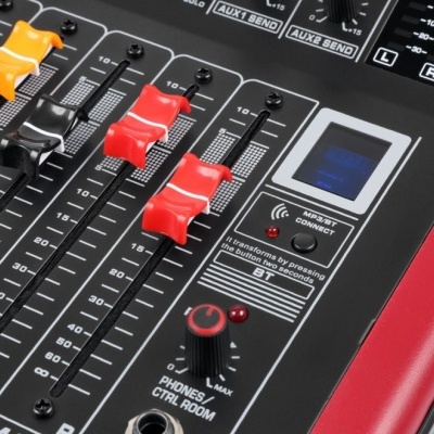 Misturador de áudio preto com botões deslizantes coloridos e botão de volume vermelho