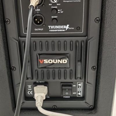 Painel traseiro de coluna de som preta VSound com controlos DSP e cabos ligados