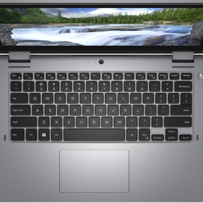 Computador portátil cinzento com teclado QWERTY e ecrã com paisagem de rio