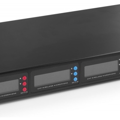 Aparelho eletrônico preto com quatro ecrãs e botões coloridos