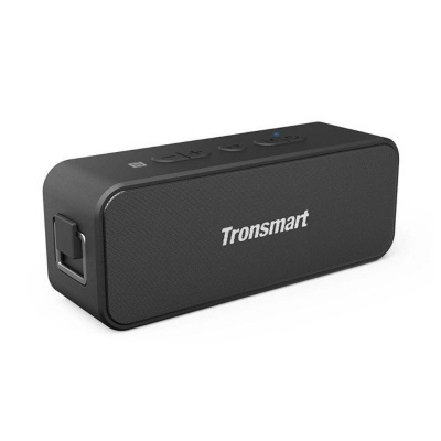 Coluna portátil Tronsmart preta em fundo branco