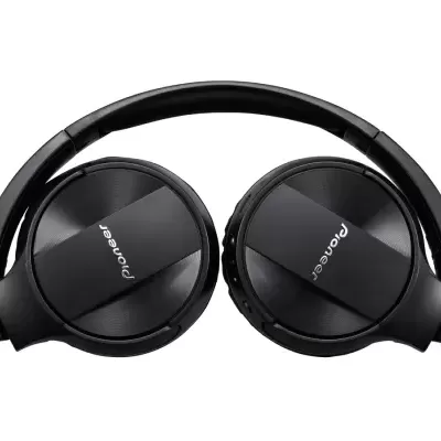 Headphones pretos Pioneer dobráveis com auriculares almofadados