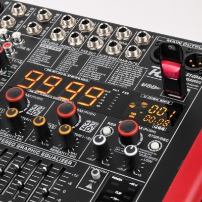 Mesa de mistura de áudio preta com botões e display digital laranja.