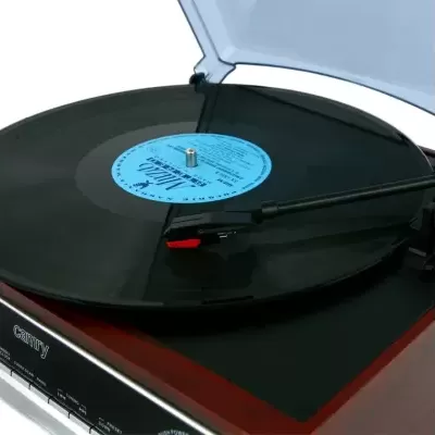 Gira-discos em madeira com disco vinil preto e etiqueta azul