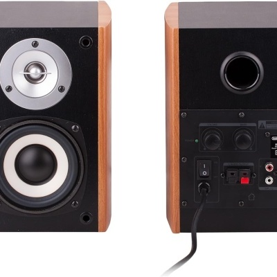 Par de colunas de madeira com altifalantes e conexões