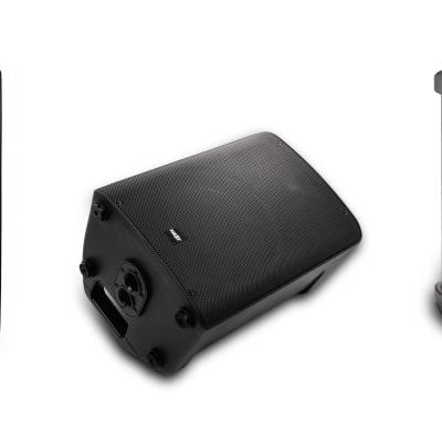 Colunas de som pretas em várias posições