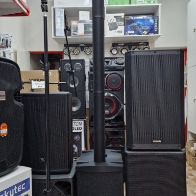 Conjunto de colunas pretas com texturas em malha frontal e embalagens ao fundo