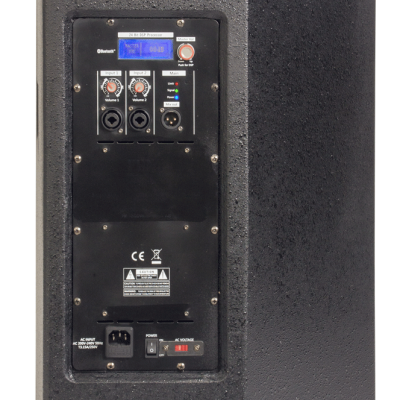 Coluna de som amplificada preta com painel traseiro de controlo e conectores.