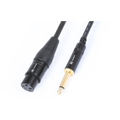 Cabo de áudio com conector XLR fêmea e jack 6,35 mm dourado em fundo branco.