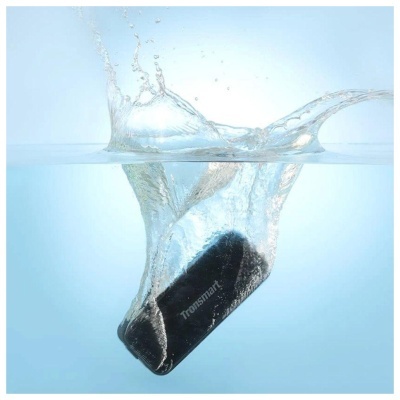 Bateria externa Tronsmart preta a mergulhar na água com respingos