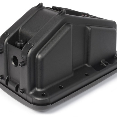 Peça automóvel preta em plástico com orifícios para fixação e tubo, sobre fundo branco.