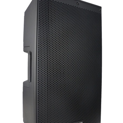 Coluna de som preta retangular com grelha perfurada e placa com o nome Audiomate