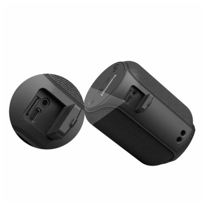 Coluna portátil preta com portas USB-C e entrada de áudio