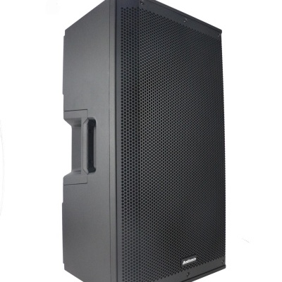 Coluna de som preta com grelha metálica e alça lateral embutida