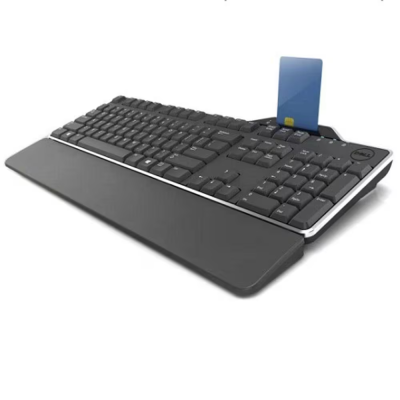 Teclado Dell preto com descanso para os punhos e leitor de cartões com cartão azul inserido