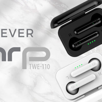 Auriculares wireless 'Forever Carp TWE-110' em preto, branco e rosa com estojo de carregamento.