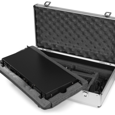 Mala de transporte com amplificador de som preto e cabo