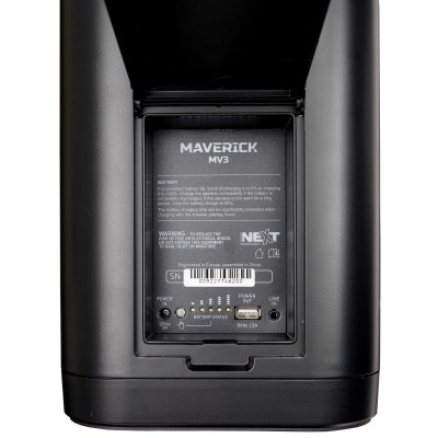 Parte traseira do dispositivo MAVERICK MV3 com bateria recarregável e etiquetas técnicas
