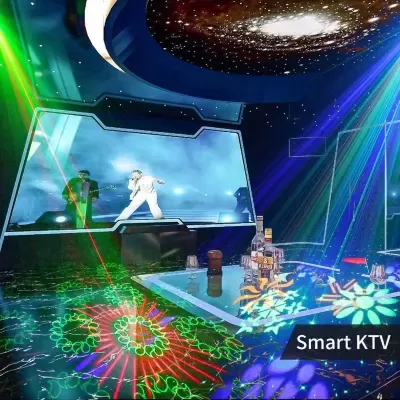 Sala de karaokê com luzes coloridas, mesa com garrafas e ecrã com músicos