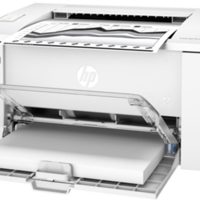 Impressora multifunções HP LaserJet Pro M118dw branca com bandeja aberta e papel impresso