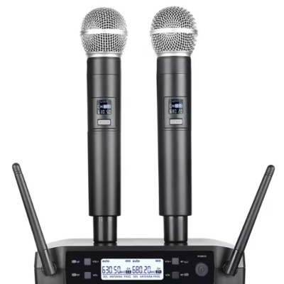 Conjunto de microfones sem fio preto com base e antenas