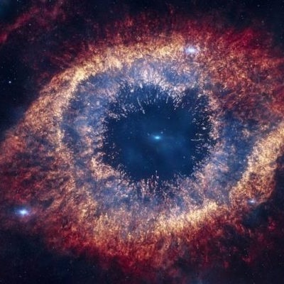 Nebulosa colorida no espaço com estrelas ao redor