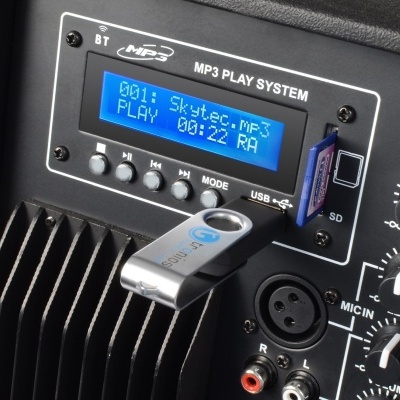 Sistema de som MP3 com ecrã digital azul, botões, pen drive USB e leitor de cartão SD