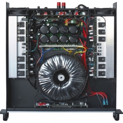 Amplificador aberto com transformador toroidal e componentes eletrónicos visíveis