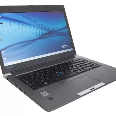 Portátil Toshiba Satellite cinza escuro com teclado preto e ecrã aberto