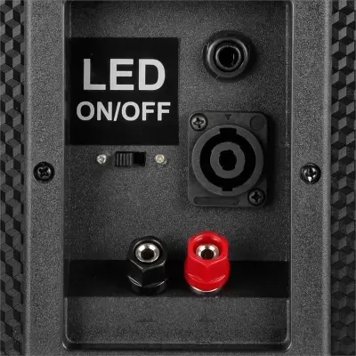 Painel traseiro com interruptor LED ON/OFF e terminais de ligação