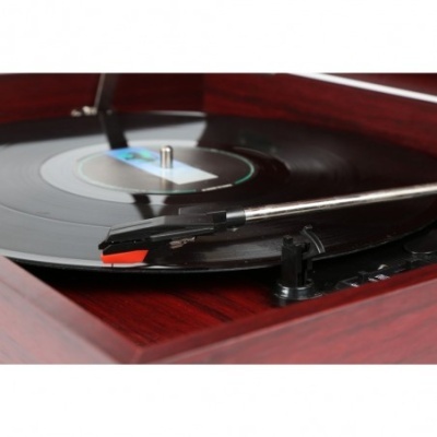 Gira-discos em madeira com disco de vinil preto e agulha vermelha