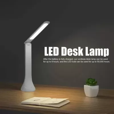 Candeeiro de secretária LED branco com caderno e planta suculenta em fundo cinzento
