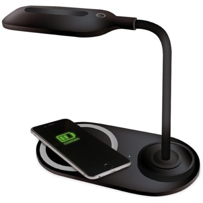 Candeeiro de mesa preto com base de carregamento wireless e smartphone carregando