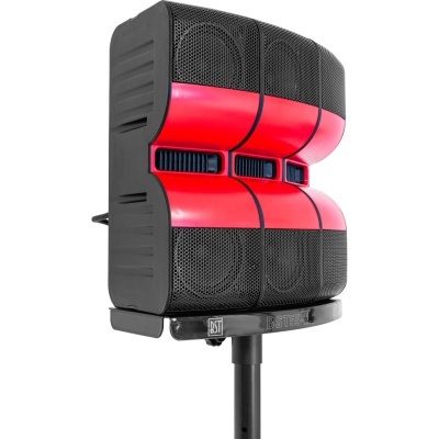 Coluna de som preta e vermelha montada num suporte