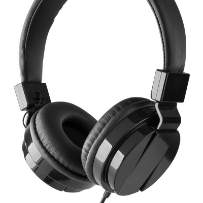 Auscultadores pretos com almofadas acolchoadas e cabo