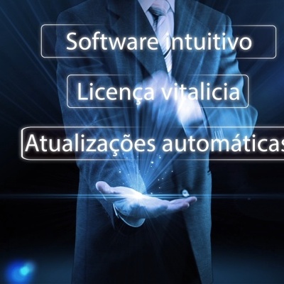Pessoa de terno com luz azul na mão e textos sobrepostos sobre software