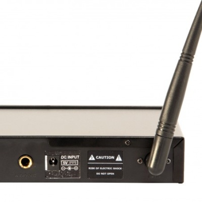 Dispositivo eletrónico preto com antena e etiqueta de aviso