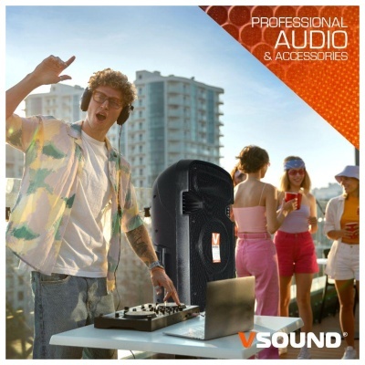 DJ com auscultadores, consola de mistura e coluna VSound numa festa ao ar livre com pessoas ao fundo