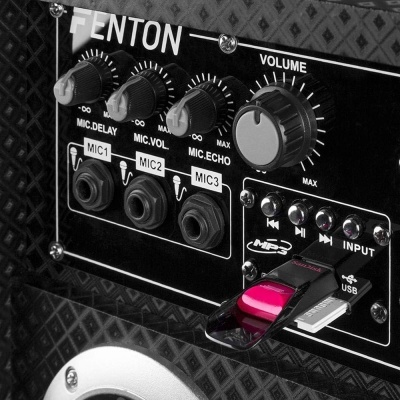 Amplificador preto com botões e entrada USB com pen drive rosa